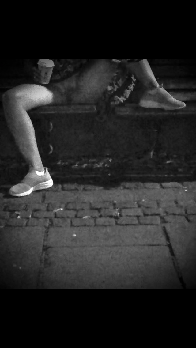 TEST AV PARKBENKER/STOLER😄:Bilde 1: Utested Kristiansand, skinnsetene opplevdes som noe kjølig men pluss for tilgang på fleecepledd😄. + for spenningen med mye folk. Terningkast 5Bilde 2:Denne gir jeg terningkast 5! Restaurant på Avenyn i Gøteborg. God myk sofa, masse mennesker i private soner. Spenningsnivå var høyt😄 Sofa av god kvalitet👍Bilde 3:Fra uterestaurant på Karl Johan. Kurvstoler av flettet plast! Føltes noe klamt, ikke tilgang på pledd☹️. Et lite pluss for stor trafikk, men totalinntrykk gir kun en 3’er på terningen.Bilde 4:Benk ved Nationalteateret. + for nærhet til tilgang på kaffe, luftig konstruksjon med eikespiler. Noe hardt, men spenning i trafikkmengde. Terningkast 4👍Bilde 5:Fra Avenyn i Gøteborg. Luftig konstruksjon. Stort pluss for nærgående trikk, som ga gode vibrasjoner i benken. Masse mennesker som opplevdes som pirrende. Denne gir jeg terningkast 5!! Denne ukens testvinner❤️God helg!❤️😍